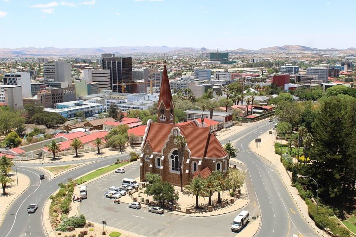A capital do país é Windhoek, uma cidade que reflete uma mistura única de influências africanas e europeias, principalmente alemãs, devido ao passado colonial do país.