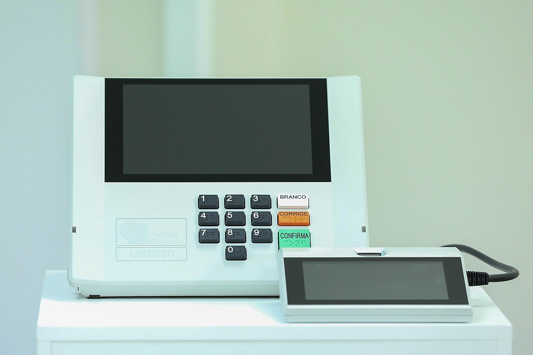 Esse intervalo de 4 anos entre eleições municipais ocorre porque o mandato de prefeitos e vereadores é de quatro anos, conforme estabelece a Constituição Federal  .