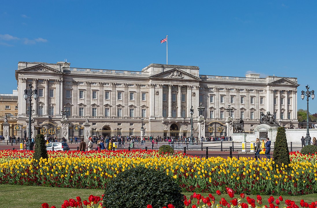 Quando virou princesa, atraiu os olhos do mundo para o Palácio de Buckingham, repleto de normas e de uma certa hipocrisia que foi sendo desmascarada.