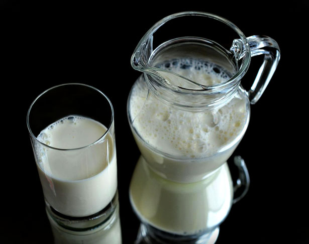 Um dos motivos Ã© a presenÃ§a da lactose, proteÃ­nas e gordura, que tornam a eliminaÃ§Ã£o de fluidos do estÃŽmago mais lenta. Isso faz com que o processo de hidrataÃ§Ã£o fique mais prolongado, gerando uma maior saciedade.-Imagem Free de congerdesign por Pixabay