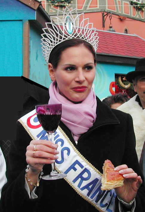 Laetitia Bleger (2004) - Miss França, chegou a concorrer ao Miss Universo, mas, por ter posado sem roupa para a Playboy, passou seis meses sem permissão de usar a faixa e a coroa. 