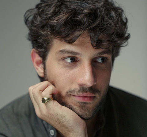Chay Suede entra para “Quem Ama Cuida”, próxima novela das 21h da TV Globo