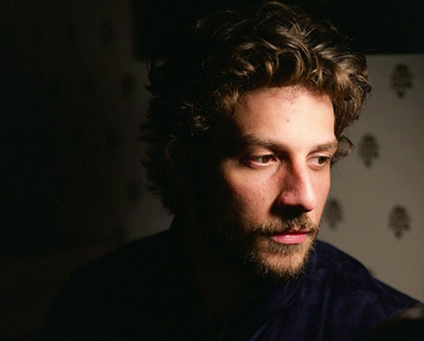 O projeto representa um passo importante na trajetória artística do ator, conhecido principalmente por trabalhos na televisão, no cinema e na música, e agora também dedicado à experiência do teatro autoral. Atualmente, Chay Suede está no ar na novela das 21h “Quem Ama Cuida”, escrita por Walcyr Carrasco e Claudia Souto. Na trama, ele vive Pedro, advogado que se relaciona com a protagonista Adriana, interpretada por Letícia Colin. A seguir, conheça a trajetória de Chay Suede.
