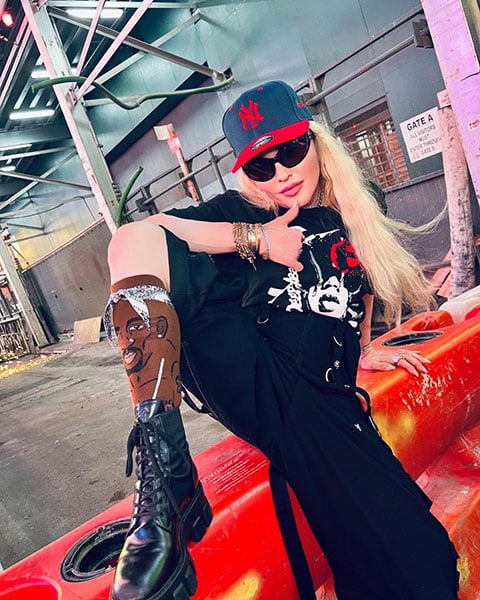 Madonna fez 67 anos em 16/8/2025. Ela é considerada uma das maiores artistas de todos os tempos e tem uma carreira repleta de sucessos e polêmicas. Atualmente, há quem a critique pelo jeito juvenil de ser comportar. A atriz Luana Piovani, por exemplo, disse que deixou de segui-la nas redes por achar que a cantora não consegue aceitar a idade. 