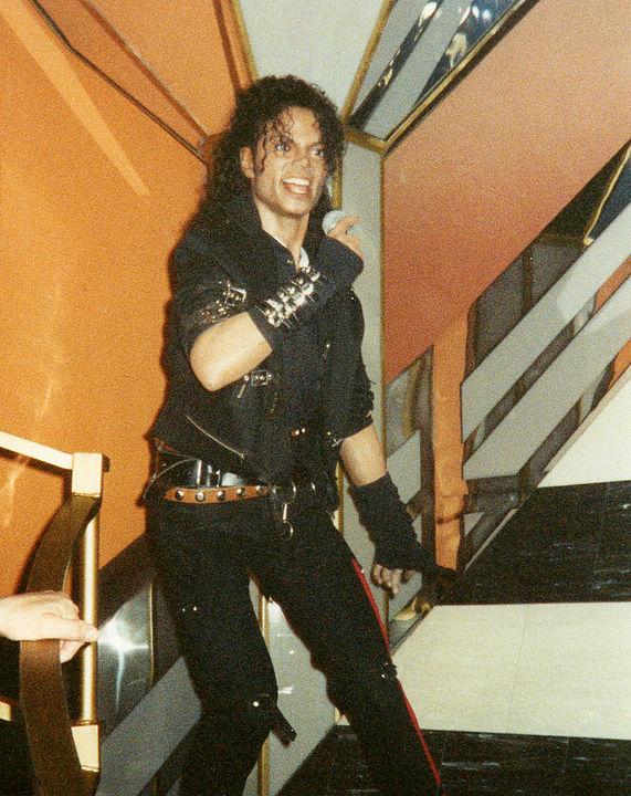 Michael é homenageado de diversas formas pelo mundo. Aqui, estátua de cera do cantor no Museu Madame Tussauds, em Nova York. - Thibaut Brix - wikimedia commons 