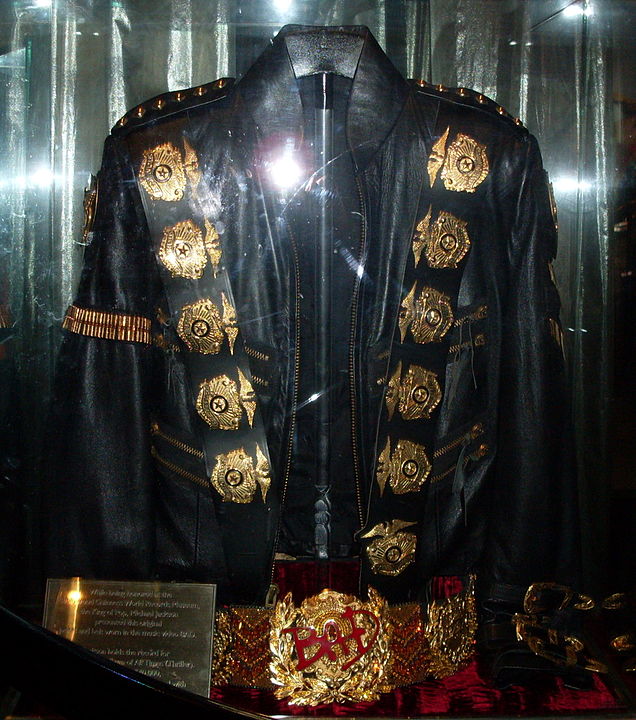 Por sinal, Michael criava uma estética própria para suas apresentações e várias roupas passaram a ser atração em exposições. Aqui, a jaqueta de couro usada em "Bad".  - SnapShot Boy - wikimedia commons 