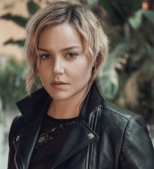 Abbie Cornish - Atriz australiana, nascida em 7/8/1982. Um de seus filmes mais elogiados Ã© Geostorm com Gerard Butler 