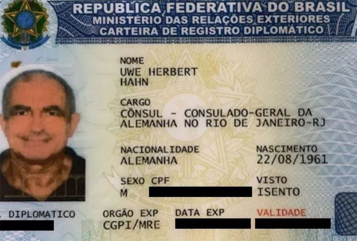 Uwe trabalhava como cônsul da Alemanha no Rio e foi denunciado pelo Ministério Público por homicídio triplamente qualificado. Só que ele conseguiu viajar para a Alemanha, escapando de uma possível prisão.