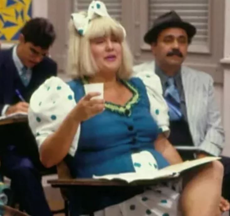 O personagem que a consagrou definitivamente foi a Cacilda, aluna da Escolinha do Professor Raimundo, com o bordão: "Beijinho, Beijinho, Pau, Pau".  - reprodução TV Globo
