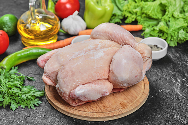 CORRETO: Não lave o frango antes de usar os temperos selecionados nem antes de levá-lo diretamente ao fogão. Se fizer absoluta questão de lavar, trate de afastar tudo que estiver nas proximidades. Depois, limpe bem a pia para ter certeza de que não ficaram respingos com micro-organismos da carne que possam causar contaminação da comida. - azerbaijan_stockers -freepick