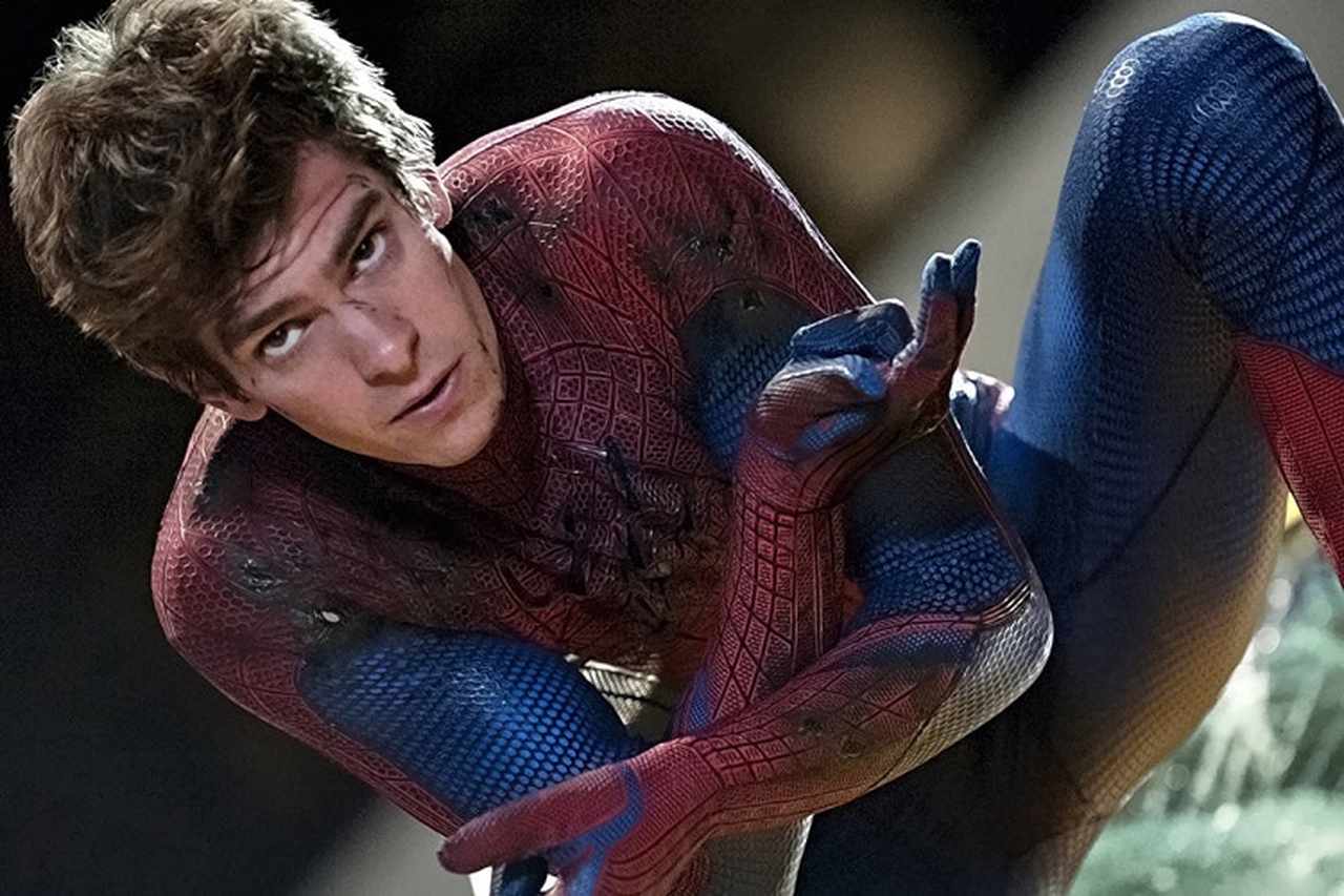 Em 2012, Andrew Garfield assumiu o papel de Peter Parker em “O Espetacular Homem-Aranha” e voltou a interpretar o personagem na sequência “O Espetacular Homem-Aranha 2: A Ameaça de Electro”, lançada em 2014. Sete anos depois, o ator reprisou o papel em “Homem-Aranha: Sem Volta Para Casa”, de 2021, que também contou com o retorno de Tobey Maguire como o herói.
