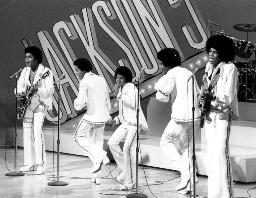Michael começou a carreira aos 11 anos e sua voz se destacou na banda Jackson 5, que ele formou com quatro irmãos. - CBS TV wikimedia commons 