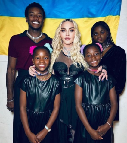 Madonna com filhos adotivos