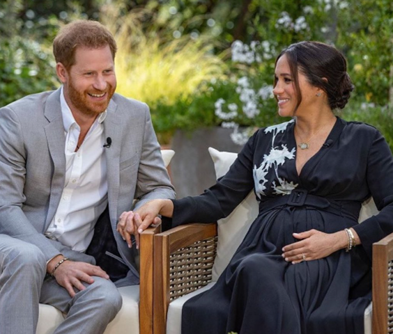 No ano seguinte, o casal deu entrevista à famosa apresentadora Oprah Winfrey em que revelou detalhes desabonadores das relações internas na realeza britânica. Meghan contou ter ouvido conversas racistas sobre a cor da pele de seu filho. 
