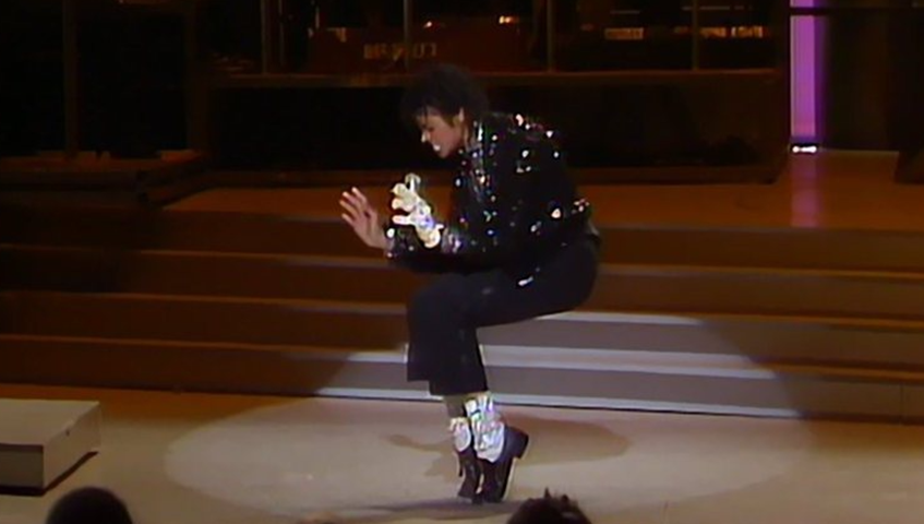 Ao longo da carreira, Michael criou elementos que se eternizaram na cultura pop, como  o passo chamado "Moonwalk". São inúmeros os dançarinos e fãs que tentam imitá-lo. Vamos relembrar essa trajetória que começou bem cedo... - divulgação