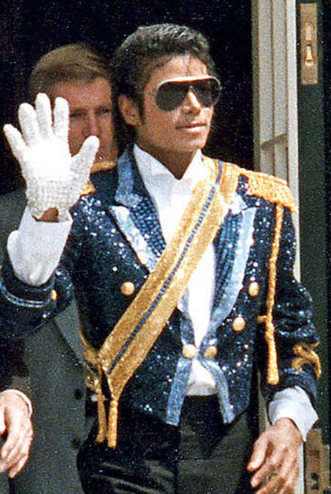 A luva brilhante e delicada também foi uma marca registrada do estilo de Michael Jackson.  - White House Photo Office Wikimedia commons 