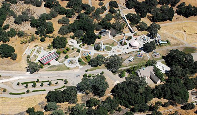 Michael tinha um parque de diversões chamado Neverland, Terra do Nunca, cujo nome se inspira na fábula de Peter Pan. Ele morou nesse rancho entre 1988 e 2005. Fica em Los Olivos, na Califórnia.  - John Wiley wikimedia commons 