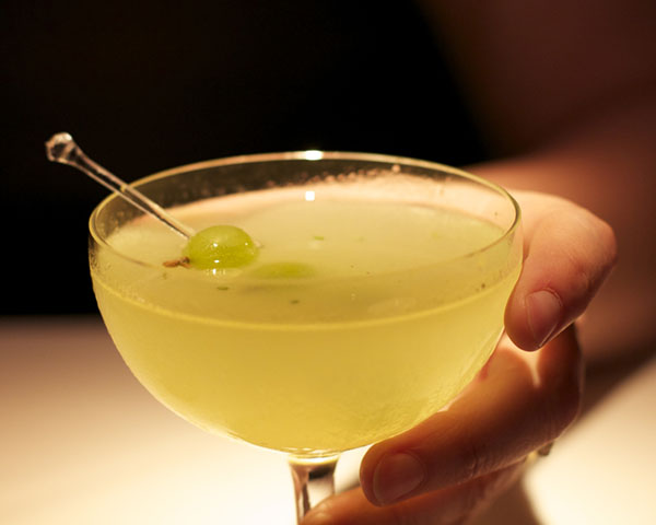 <p>Peru — Pisco<br />
Destilado de uvas, o pisco é muito ligado à tradição peruana e também ao Chile. No Peru, ele é base do famoso coquetel pisco sour e representa um importante símbolo gastronômico nacional.</p>
