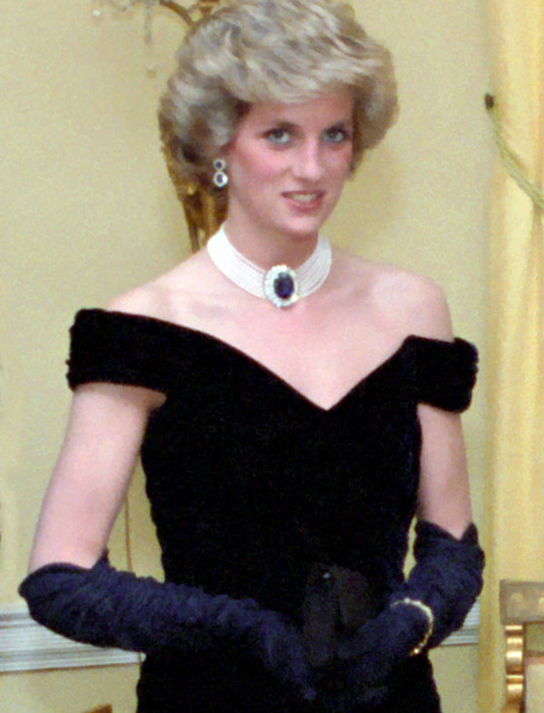 <p>Nascida em 1/7/61, Diana morreu aos 36 anos, em 31/8/1997,num acidente de carro em Paris.  Ela estava divorciada do marido, que mantinha relação – desde aquela época – com Camilla Parker Bowles (hoje rainha consorte de Charles III).</p>
