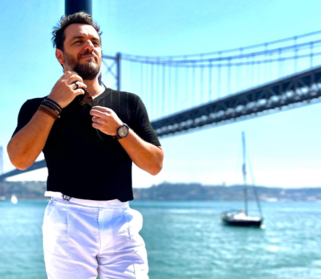 O ator pensava em ser esportista e chegou a morar nos Estados Unidos quando jovem. Mas desistiu, voltou ao Brasil e trabalhou como garÃ§om e agente de viagens enquanto se dedicava ao novo sonho: construir uma carreira nas artes dramÃ¡ticas. 