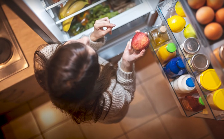 Seguindo as orientações de fabricação, os legumes, as frutas e as verduras devem ficar sempre dentro da gaveta. Já a  porta deve receber as garrafas de bebidas, potes de geleias, embalagens que contenham temperos e as conservas. -- Reprodução / Youtube Canal BBC News Brasil