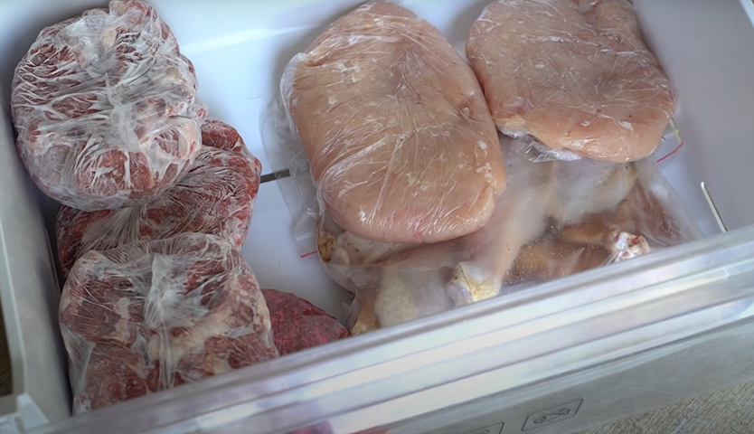 CORRETO: Assim que chegar do mercado em casa, o certo é retirar a carne ou outro produto da bandeja de isopor e transferir para potes plásticos adequados para a conservação de alimentos. Isso é uma boa medida de proteção. Carnes que só serão preparadas após 3 dias não devem ficar na parte comum da geladeira, mas sim dentro do congelador.-- Reprodução / Youtube Canal BBC News Brasil