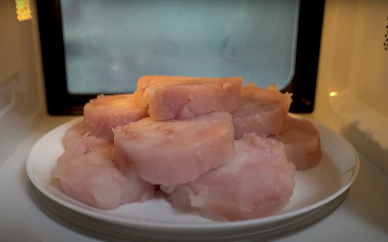 CORRETO: Descongelar na geladeira. Em vez de retirar do congelador e deixar na pia, o melhor é colocar a carne num recipiente nas prateleiras comuns do refrigerador. Se houver pressa, pode descongelar no micro-ondas.-- Reprodução / Youtube Canal BBC News Brasil