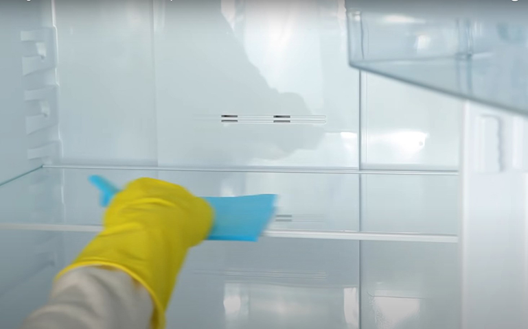 E aqui vai um importante lembrete, que faz toda a diferença. É recomendável limpar a geladeira, pelo menos,  uma vez por mês.  Assim, eliminam-se restos que servem de alimento para micro-organismos. As manchas deixadas na geladeira ficam por mais tempo do que seria aceitável para os próprios alimentos que as causaram. Ou seja, elas podem ter bactérias que invadem a comida armazenada de forma correta, pondo tudo a perder. As peças removíveis podem ser lavadas com detergente neutro.  -- Reprodução / Youtube Canal BBC News Brasil
