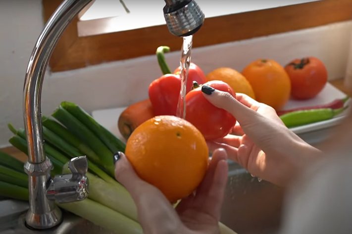 lavando frutas e legumes - Reprodução/Youtube Canal BBC News Brasilna pia - 9 erros de higiene comuns na cozinha que são risco à saúde
