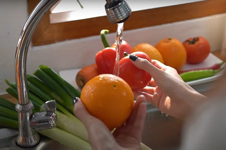 Mesmo após lavagem e preparo semelhantes aos realizados em casa, foram identificados 264 pesticidas em mais de 54 mil amostras de frutas e legumes. Pesquisas anteriores já associaram a exposição a esses compostos a partos prematuros, malformações congênitas, abortos espontâneos, alterações genéticas, redução da fertilidade masculina, doenças cardíacas e câncer, além de indicar possíveis efeitos cumulativos no organismo ao longo do tempo. 