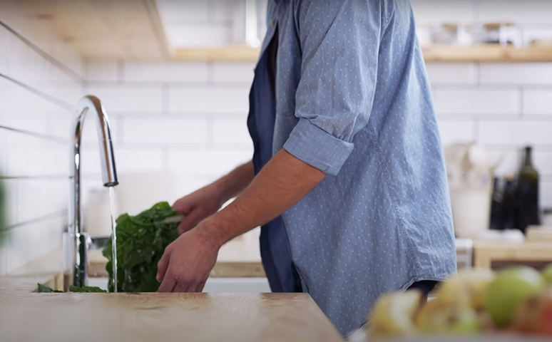 Os alimentos devem permanecer mergulhados nessa solução de hipoclorito de sódio com água durante quinze minutos. Depois desse período, aí sim a pessoa deve lavar os alimentos em água corrente. OBS: legumes que vão ao fogo - para fervura, cozimento, grelha ou forno - não precisam dessa limpeza profunda. O fogo tem a capacidade de matar os micro-organismos. 