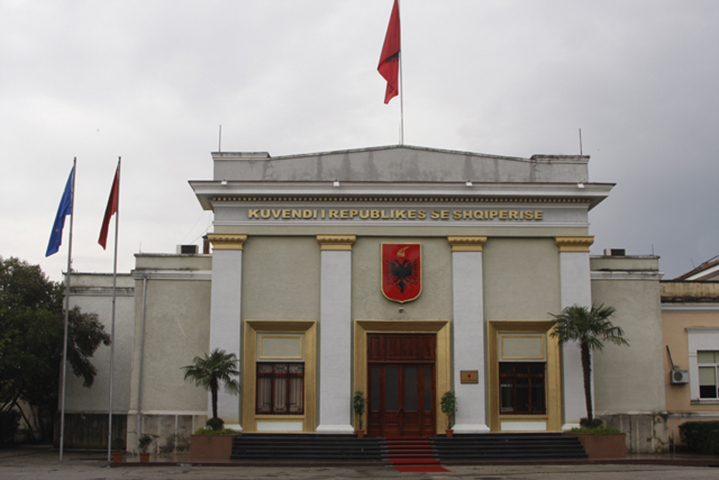 O Dia Nacional da Albânia, celebrado em 28 de novembro, é em alusão à independência do país, proclamada por Ismail Qemali em 1912. O dia também remonta à primeira libertação da Albânia, em 1443, comandada pelo herói nacional, Skanderbeg.