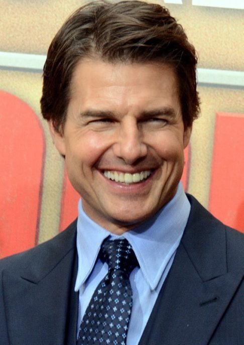 Tom Cruise tomou a decisão em meio a protestos e boicotes à premiação liderados por ele e outros atores de ponta, como Scarlett Johansson e Mark Ruffalo, devido a uma matéria do “Los Angeles Times”. A reportagem mostrou que no colegiado de votantes do período não havia nenhum integrante negro, além de trazer outras denúncias sobre comportamento antiético dos eleitores. 
