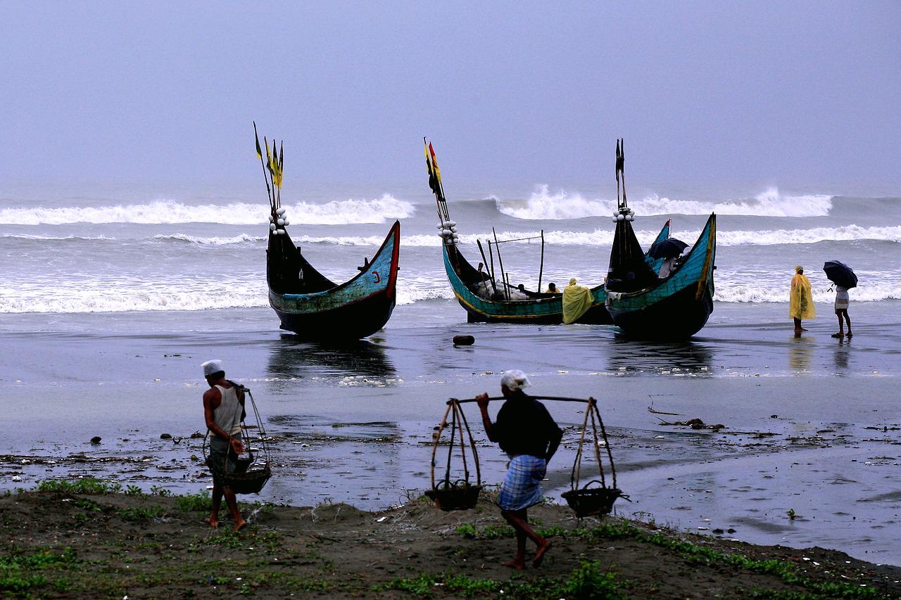 Bangladesh (Paquistão Oriental) - 165 milhões de habitantes. Capital: Daca