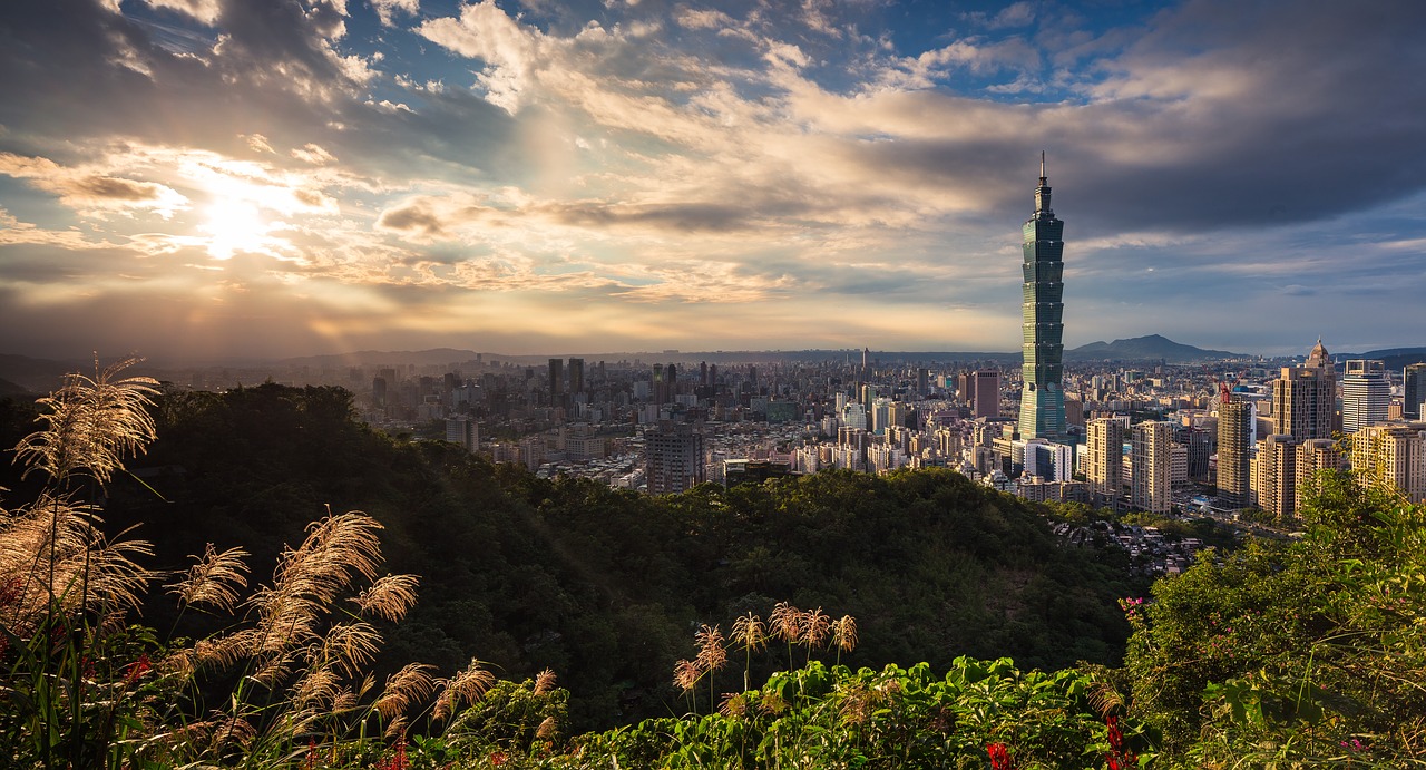Taiwan tem 24 milhões de habitantes, numa área de 35.980 km². A capital é Taipé. 