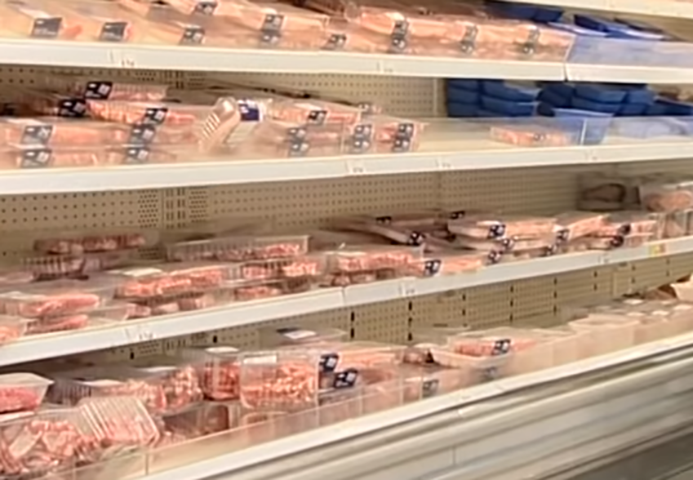ERRO 6 - Guardar carnes de forma errada na geladeira. Bandejas de isopor com os pedaços de carne, por exemplo,  não são recomendáveis. No entanto, esse tipo de embalagem é bastante comum tanto nos mercados de grande porte como em pequenos armazéns. É comum escolher a carne que já está pesada e etiquetada em embalagens de isopor. -reprodução youtube