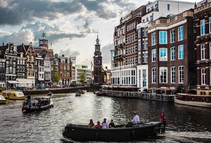 <p>A localização abaixo do nível do mar pode ser vantajosa para a agricultura e ocupação urbana em áreas planas. Cada população se adapta para as condições da região. Além da Holanda, existe partes de outros países que também ficam abaixo do nível do mar. Veja alguns exemplos: </p>
