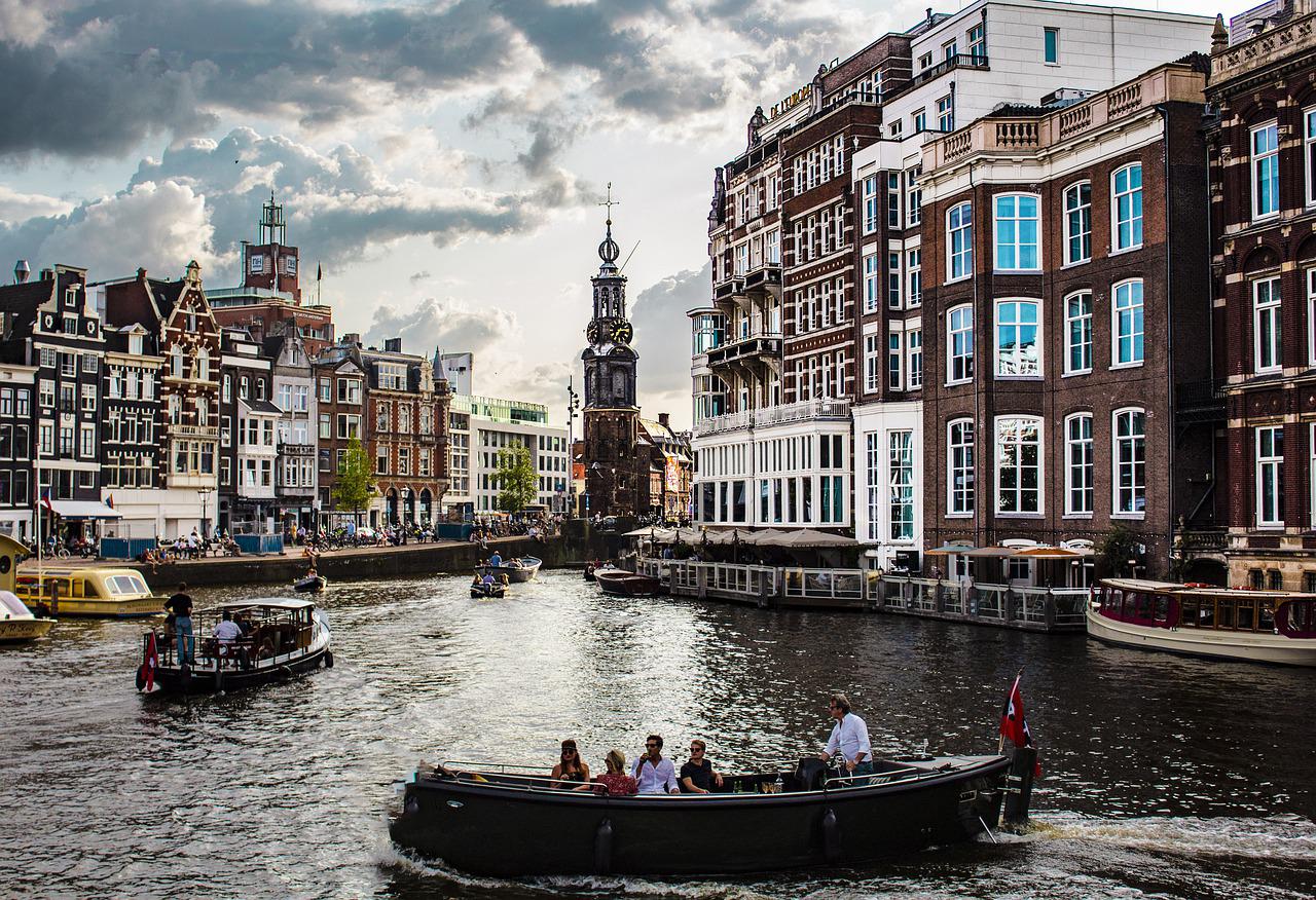 A localização abaixo do nível do mar pode ser vantajosa para a agricultura e ocupação urbana em áreas planas. Cada população se adapta para as condições da região. Além da Holanda, existe partes de outros países que também ficam abaixo do nível do mar. Veja alguns exemplos: 