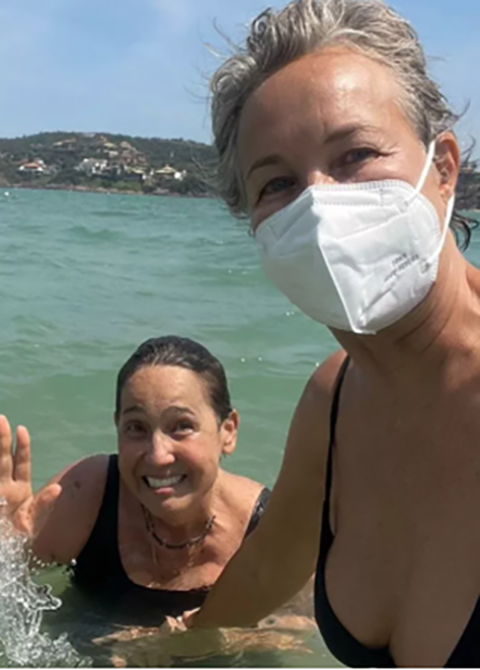 Cláudia viveu longo relacionamento (1998-2008) com a personal trainer Stella Torreão. Manteve a amizade e disse que, exceto a parte íntima, tudo foi mantido após o fim da relação. 