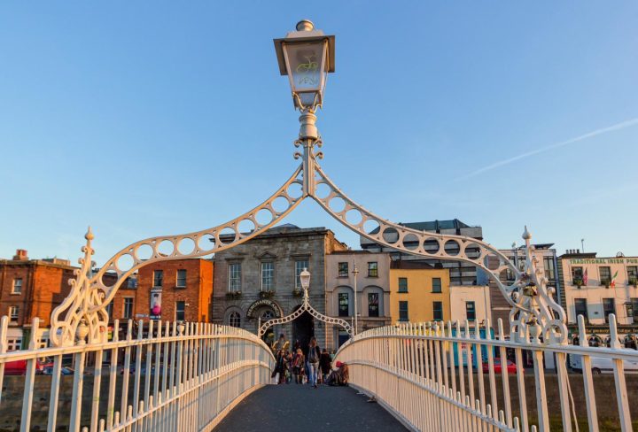 Irlanda (Antigo Estado Livre Irlandês) - 5 milhões de habitantes. Capital: Dublin