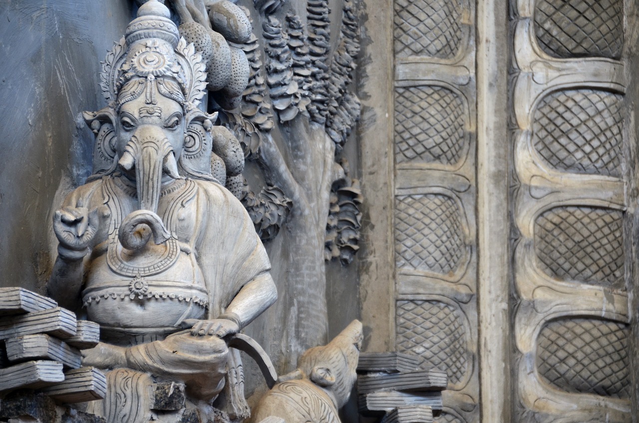 No Hinduísmo, na Índia, Ganesh é um Deus com cabeça de elefante que representa sabedoria, boa sorte e prosperidade. 