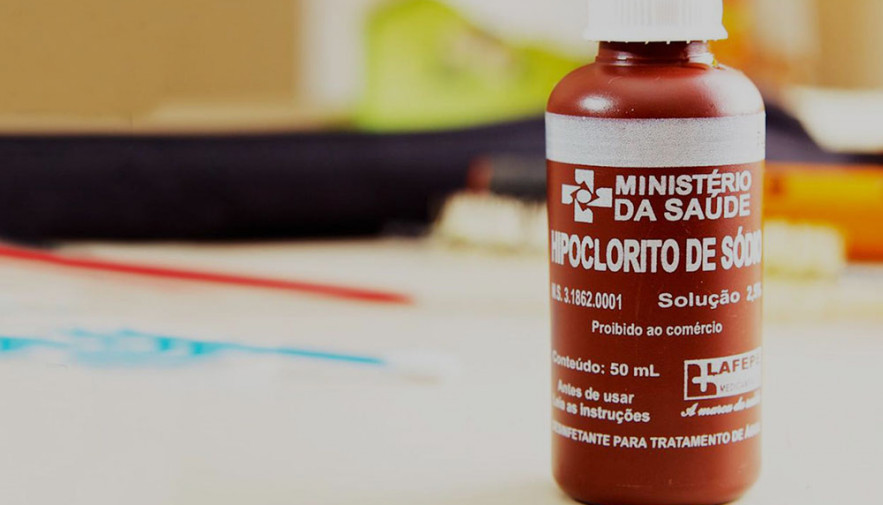 CORRETO:  Os alimentos que são consumidos crus devem ser mergulhados numa solução de hipoclorito de sódio com água por 15 minutos. Para preparar a solução correta, é preciso usar uma colher de sopa de hipoclorito para cada litro de água.  -divulgação Governo do Tocantins