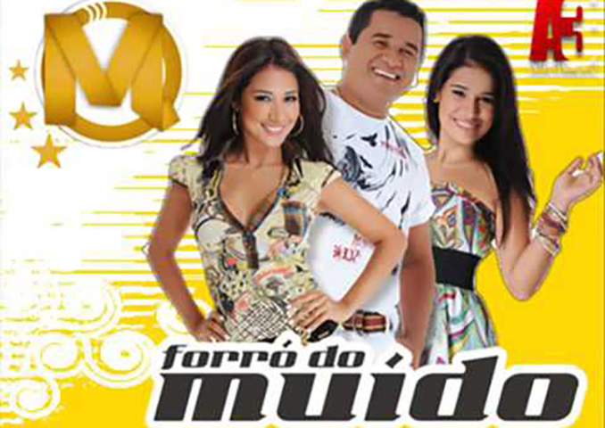 Em 2007, os 23 anos, Simone passou a fazer parte do grupo Forró do Miúdo. Foi quando ela começou a ganhar reconhecimento na região nordeste do Brasil.-reprodução YouTUbe 