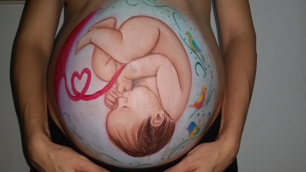 “É um exame sem invasão e sofrimento. Durante a gestação, uma fração de DNA do bebê passa da placenta para a corrente sanguínea da mãe, carregando as informações genéticas do feto”, afirma o Head de Reprodução Humana da Dasa, Dr. Ciro Martinhago. 