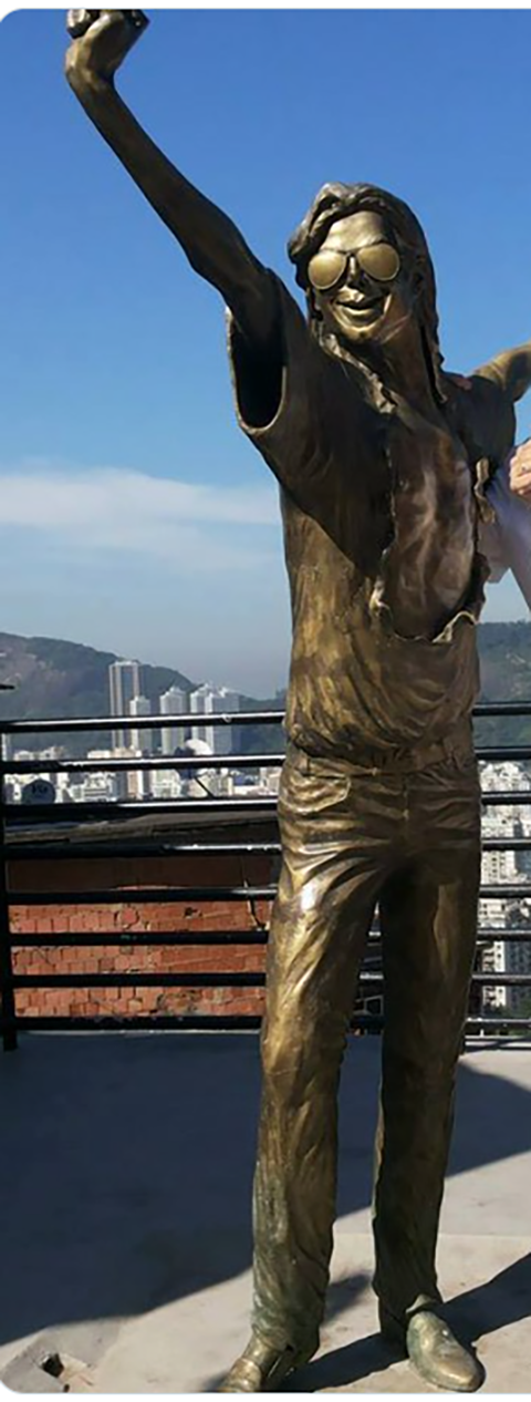 Michael veio ao Brasil em 1974; em 1993; e em 1996, quando gravou o clipe "They Don't care About Us", de Spike Le, no Morro Dona Marta, em Botafogo. Uma estátua do cantor foi instalada no local. As pessoas que vão lá fazem fotos como num ponto turístico.    - reprodução Twitter