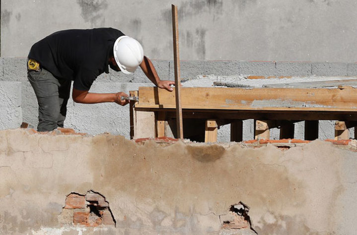 Burnout - operário -  trabalhador da construção civil - obra