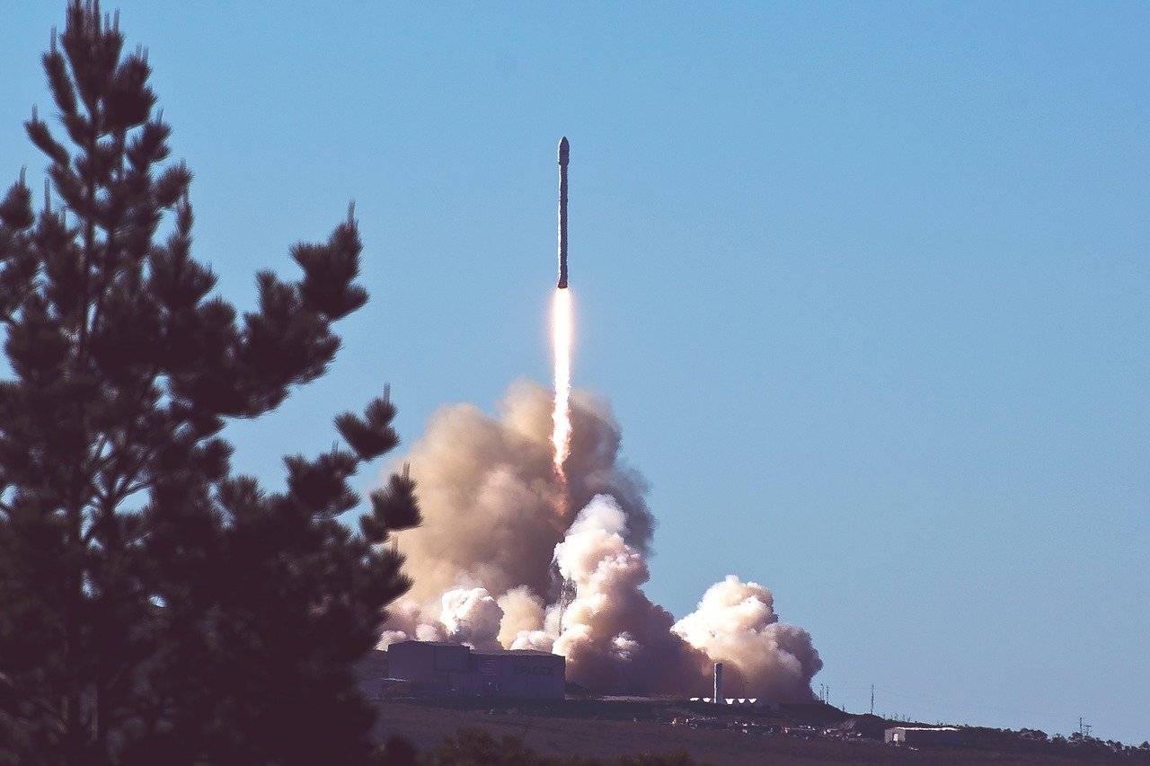 Primeiro, os sensores detectam um ataque nuclear. Depois, ele tenta contatar líderes militares e políticos. Por fim, se ninguém responder, mísseis nucleares são lançados automaticamente.-StockSnap/Pixabay 