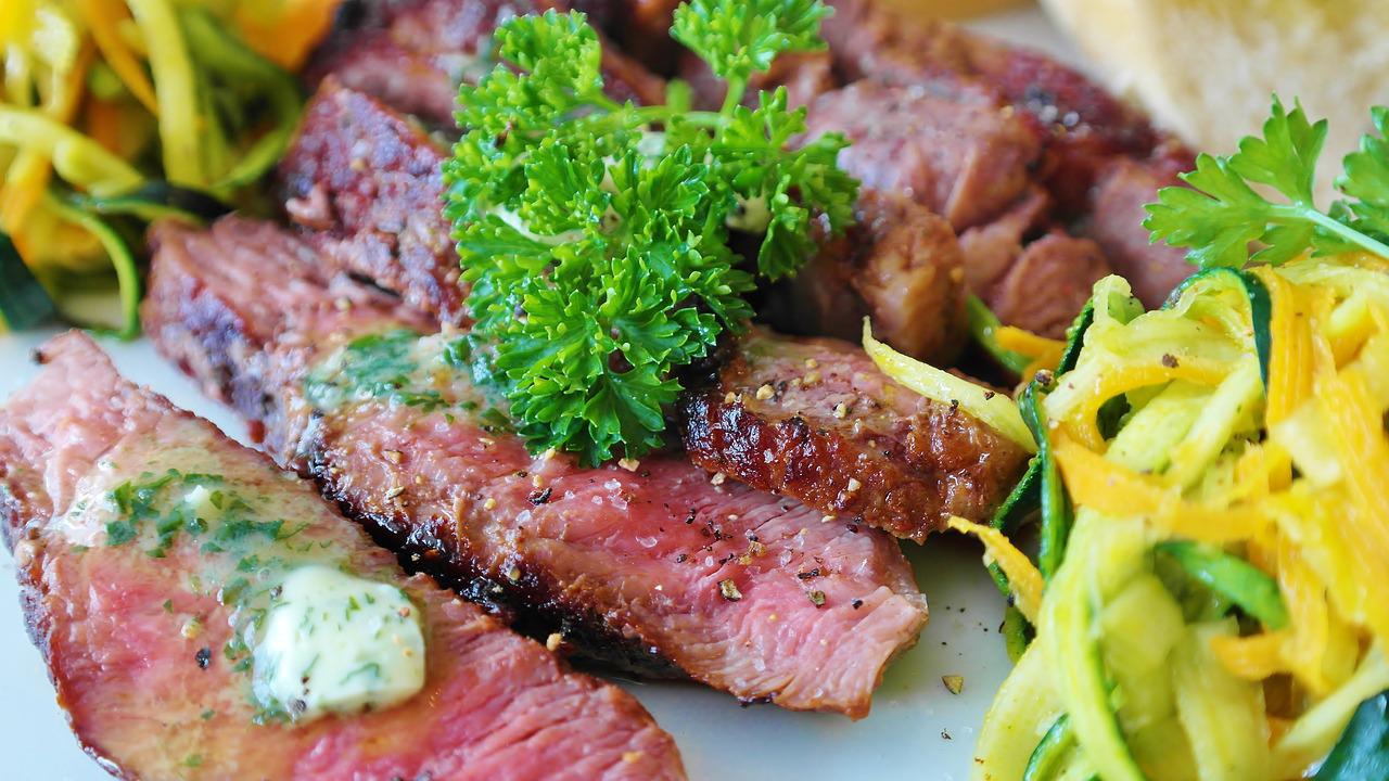 ERRO 8 - Não cozinhar de forma suficiente as carnes ou ovos. É  comum que, na pressa com a correria da rotina diária, a pessoa acabe tentando acelerar o preparo dos alimentos e deixe as carnes por pouco tempo no fogo. Ou, da mesma forma, retirar os ovos da fervura antes mesmo que eles estejam duros. -pixabay