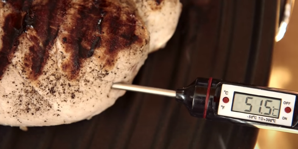 CORRETO: É preciso que os alimentos, para não correrem risco de contaminação, alcancem  uma temperatura mínima de 70 graus Celsius em seu núcleo. Na dúvida sobre como fazer essa medição, a pessoa que estiver "pilotando" o fogão pode usar um termômetro de cozinha, utensílio bastante útil para expor a real temperatura dos cozimentos.  -reprodução youtube bbc