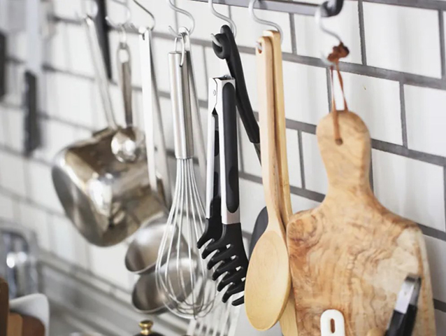 ERRO 1 - Usar os mesmos utensílios para ingredientes crus e cozidos. É comum que as pessoas tenham na cozinha uma peça que é utilizada tanto para a manipulação de alimentos crus como para produtos que já passaram pelo fogo. -Divulgação BemAfiada.com
